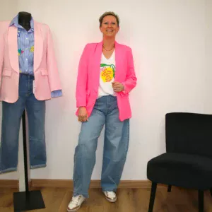Stéphanie portant la veste flashi rose disponible au Shop 124