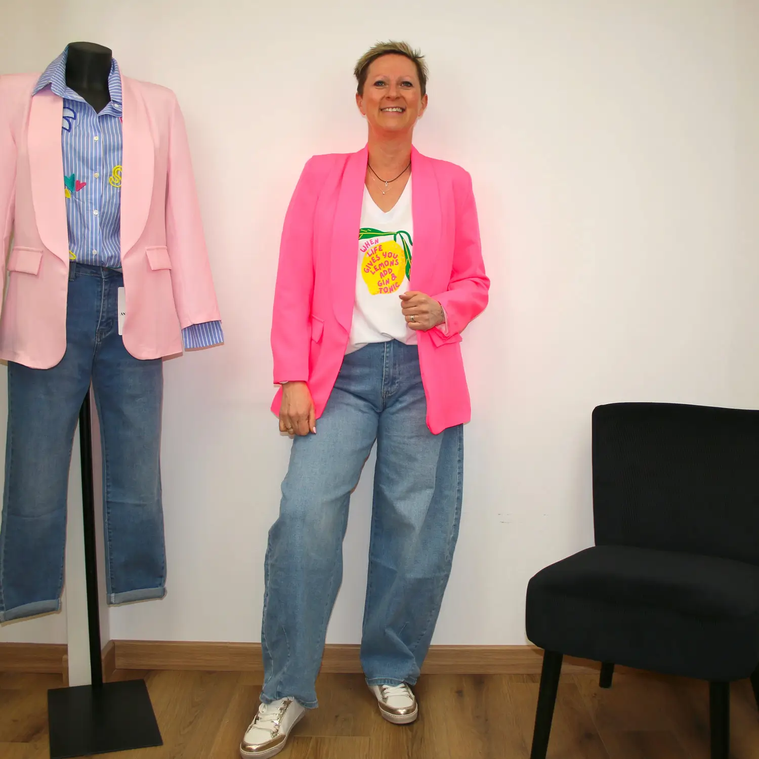 Stéphanie portant la veste flashi rose disponible au Shop 124