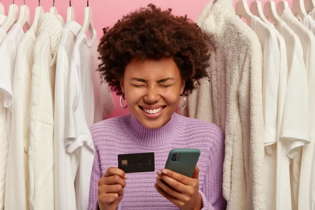 Une femme découvrant le nouveau site internet du Shop 124, qui a décidé de commander un article qui lui plaît.