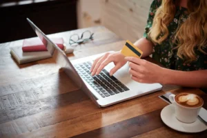Une femme réalisant sa commande sur le site du Shop 124